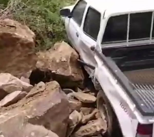 فيديو - مواطن يوثق لحظة نجاته من إنهيار صخري في #جازان