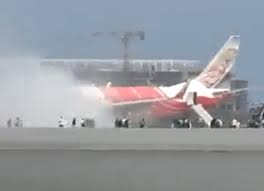 حريق بمُحرك طائرة هندية يُخلي ركابها بمطار مسقط الدولي