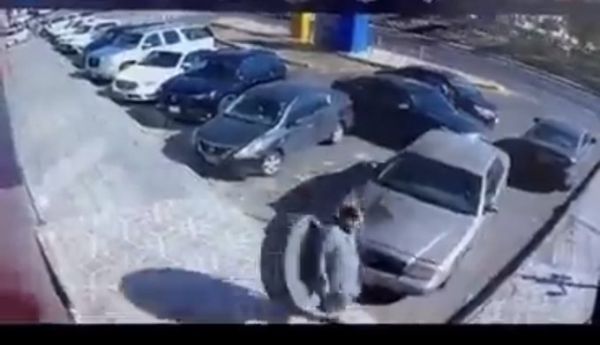 فيديو - نجاة شخص من إطار شاحنة انفصل عنها أثناء سيرها