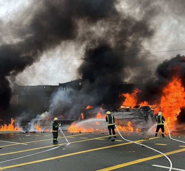 مدني #النماص يُخمد حريق ناقلة وقود ووفاة قائد الناقلة