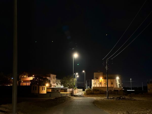 بمُتابعة رئيس البلدية بلدية بارق تُطلق التيار الكهربائي بطريق آل عاصم