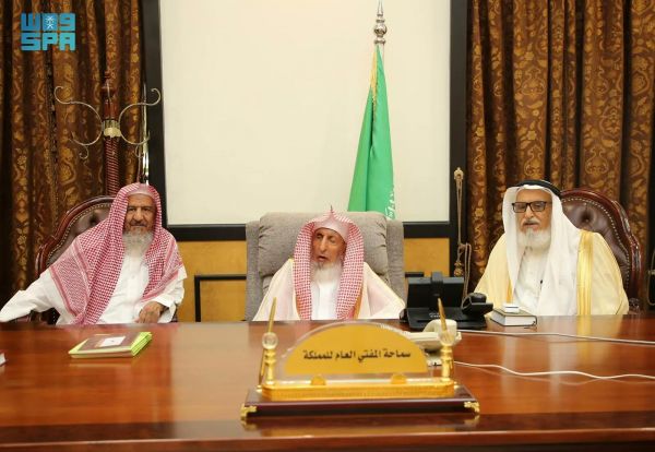 مفتي عام المملكة وأعضاء اللجنة الدائمة يباشرون عملهم في مقر الرئاسة بالطائف