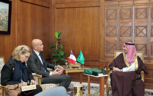 سمو أمير عسير يستقل  القنصل العام لفرنسا والوفد المرافق لهُ