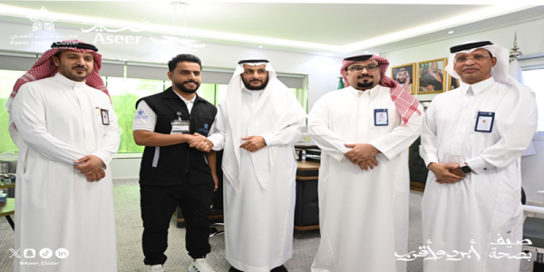 الرئيس التنفيذي لتجمع عسير الصحي يكرم عددًا من منسوبي الأمن الصحي بمحايل العام
