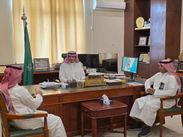 محافظ وادي الدواسر يستعرض خدمات بنك التنمية الاجتماعية مع المدير الإقليمي للمنطقة الوسطى