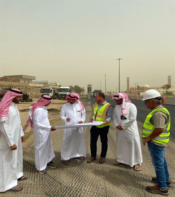 بتوجيه أمير عسير محافظ بارق يتفقد مشروع صيانة وتأهيل طريق بارق المجاردة
