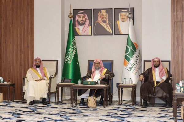 الشيخ د عائض القرني يزور جمعية البر بأبها