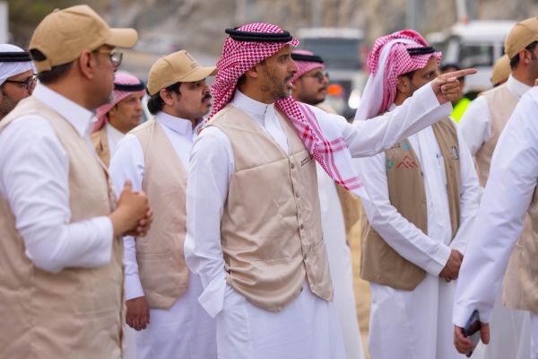 معالي أمين عسير يقف ميدانيًا على جهود مساندة إخماد حريق تنومة