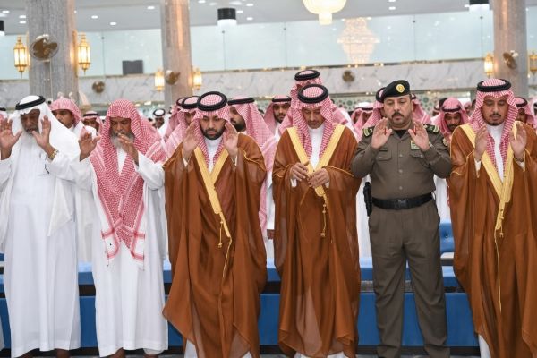 أمير جازان يؤدي صلاة الميت على المتوفين في حادث حريق بمحافظة صامطة