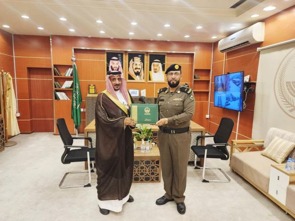 محافظ بارق يُسلّم مدير مرور المحافظة خطاب شُكر سمو أمير عسير