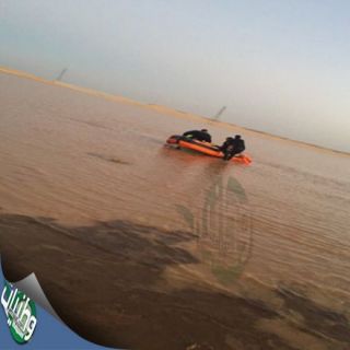 بالصور - مدني #عرعر ينقذ شخصين من الغرق  في مياه سد وادي عرعر