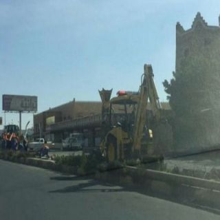 بلدية #خميس_مشيط تُزيل تعديات رجل أعمال على شارع عام بالمحافظة
