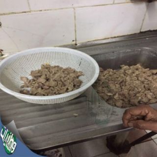 بالفيديو والصور عمالة بمطعم حزم الجلاميد يغسلون اللحم بطريقة غير صحية