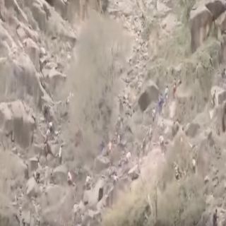 فيديو - مجهولي الهوية من الجنسية الأفريقية يجوبون الجبال بشكل شبه يومي