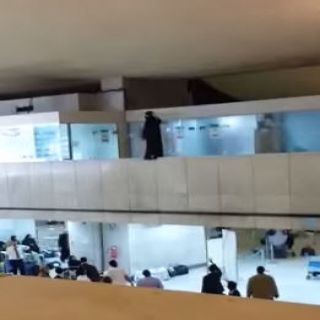 فيديو - محاولة انتحار فتاة بمطار الملك عبدالعزيز بجدة وإدارةالمطار تُثنيها
