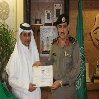 مدير شرطة #جدة يُكرم المواطن "المطيري" لمساهمته في إنجاح أعمال الشرطة