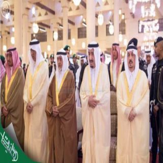 خادم الحرمين الشريفين يؤدي صلاة الميت على الأمير بندر بن سعود بن عبدالعزيز