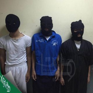 شرطة #الرياض تُطيح بثلاثة شبان ظهروا في مقطع فيديو اثناء سطوعلى أحدمحلات الحلويات