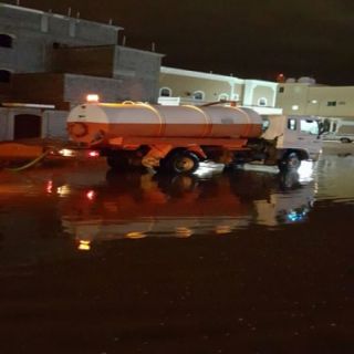 بالصور - الأمطار تغرق شوارع #عرعر والأمانة تعمل على سحب المياه من عدة مواقع