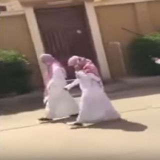 فيديو ثلاث فتيات يتجولن في أحدى شوارع الرياض بالثوب والشماغ