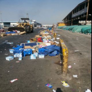 في سوق الصواريخ أمانة #جدة تتلف 610طن أغذية منتهية الصلاحية وملابس مستعملة