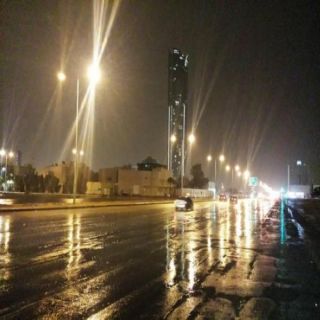 الأمطار تغلق بعض شوارع #الرياض وتُشل الحركة المرورية والأنظار تتجه للتعليم