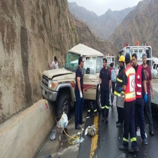 بالصور - هلال #عسير وفاة واربع إصابات بحادث مروري بعقبة ضلع.