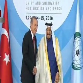 خادم الحرمين يصل مقر إنعقاد المؤتمر في اسطنبول واردوغان في استقباله