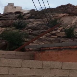 بالصور - عمود كهرباء بقرى وادي بقرة يُهدد منزل مواطن بالصعق الكهربائي
