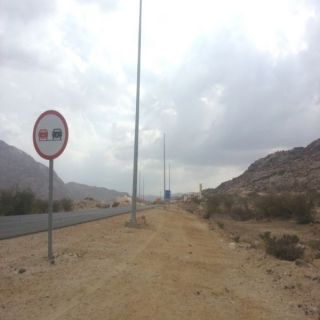 توقف مشروع إنارة طريق وادي بقرة يُثير حفيظة الأهالي