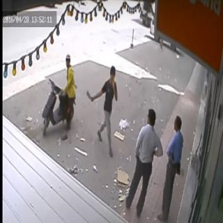 الإطاحة بوافد يمني ظهر في مقطع فيديو مستخدماً ساطور بشارع الغرابي لسلب العمالة