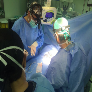طاقم طبي يجري عملية جراحية معقدة لطفلة يمنية بـ #عسير