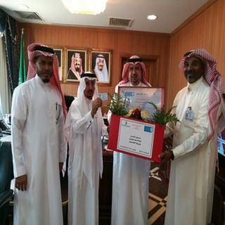 مدير فرع الجمعية السعودية الخاصة بـ #محايل يقدم العضوية الفخرية لأمير منطقة عسير ..