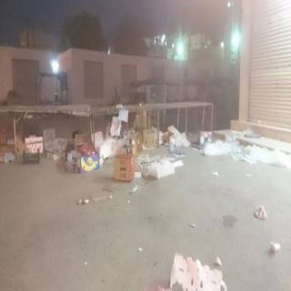 بالصور – تكْدس النفايات وسط سوق ثلوث المنظر و"البارقي" يعد بمُحاسبة المتسبب