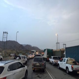 بالصور- حادث سير يوقف حركة المرور بطريق محايل بارق
