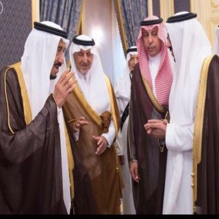 خادم الحرمين الشريفين يستقبل أسرة ال أبو نقطة المتحمي بقصر اليمامة