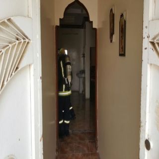 مدني محايل يُنقذ مُحتجزاً في حريق منزل بقرية الريش