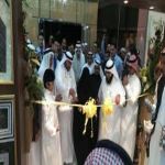 عسير- رجل أعمال سعودي يقدم والدته لإفتتاح فرع تجاري بخميس مشيط
