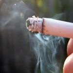 الدمام - طالبتين في مدرسة بنات بالدمام يدخن سجائربدورات المياة