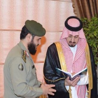 امير #عسير يتسلم نسخه من كتاب الحصانة الدبلوماسية للعقيد "ال هادي "