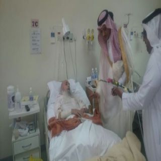 محافظ #بيشة يعايد المرضي المنومين بمستشفي الملك عبدالله