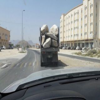 وطنيات ترصد شاحنات مُحملة بالصخور تُهدد سالكي طريق #محايل