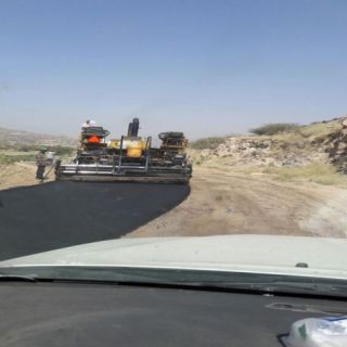 بالصور - بلدية #بارق تُعيد سفلتة طريق الفرعة