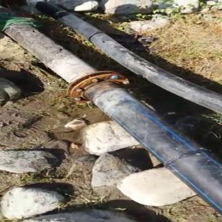 بمُتابعة من مُحافظ #بارق فرع المياه بالمُحافظة يُصلح تسريبات شبكة مياه وادي بقرة