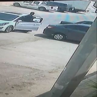الدوريات الأمنية بـ #الرياض توقع بسارق منزل ظهر في مقطع فيديو ينزع لوحة مركبته