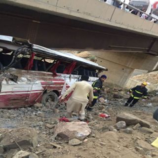 بالصور سقوط حافلة من علو جسر بعقبة ضلع يتسبب في إغلاقها