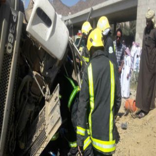 بالصور -مدني #بلجرشي يُحرر قائد شاحنة انقلبت على طريق #بني_كبير