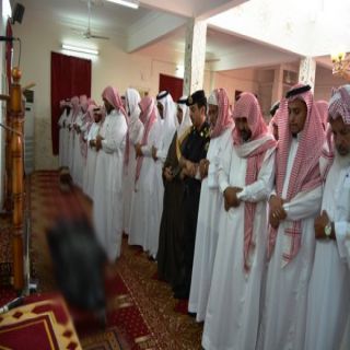وكيل محافظ #محايل المكلف يتقدم المصلين على الشهيد عسيري