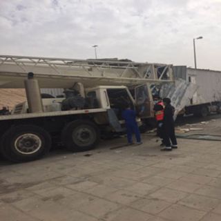 هلال #القصيم ينقل قائد شاحنة ارتطمت بمؤخرة رافعة في #بريدة