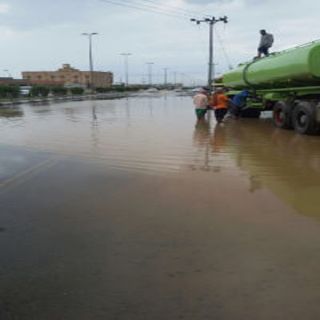 بلدية #بارق تسحب تجمعات مياه الأمطار وسط المُحافظة